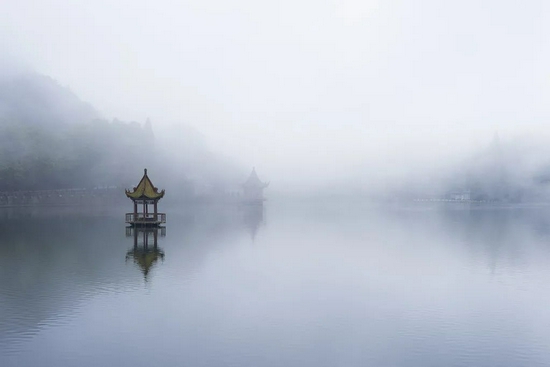 員工夏天穿短褲上班被解雇，法院：若違反公司規(guī)定系合法解除